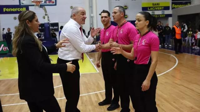 Fenerbahçe - Galatasaray derbisi biter bitmez hakemin yanına gitti! Kısa süreliğine ortalık karıştı - Resim : 1