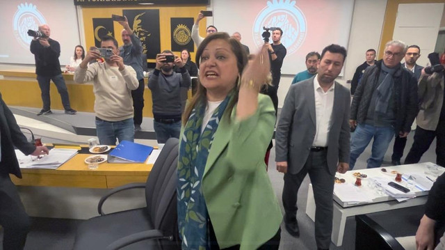 Belediye Meclisinde tansiyon yükseldi! Burcu Köksal da çileden çıktı - Resim : 3