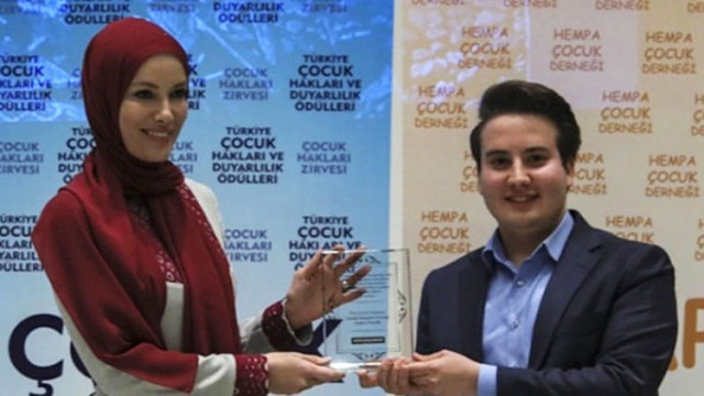 Ünlü oyuncu ilk kez tesettürle görüntülendi! - Resim : 1