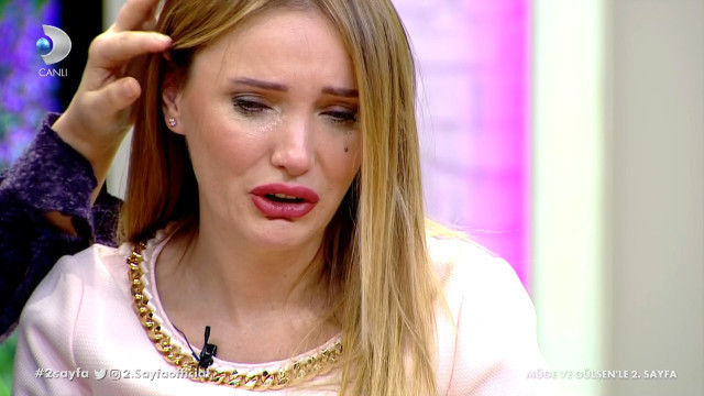 Annesini dövdüğü iddia edilmişti, ünlü oyuncu canlı yayında gözyaşlarına boğuldu - Resim : 1