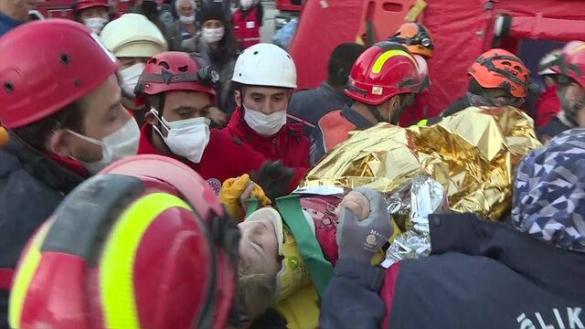 İzmir'deki depremden bir mucize haberi daha: 3 yaşındaki Elif bebek enkazdan sağ çıkarıldı - Resim : 1