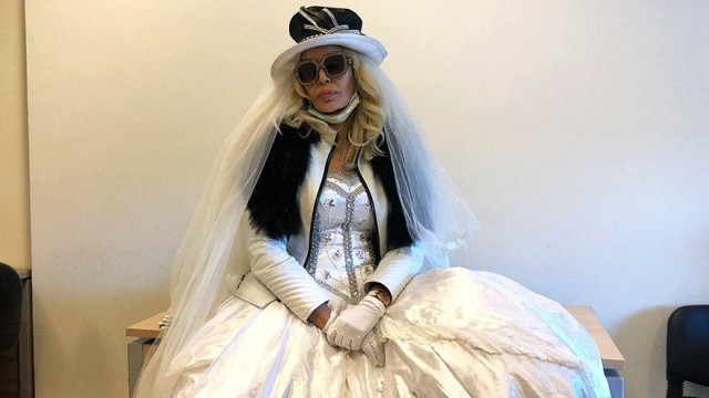 7 yıla kadar hapsi istenen Sisi, duruşmaya gelinlikle gitti - Resim : 1