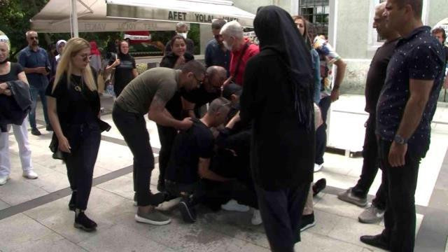 Türkücü Ceylan'ın en zor günü! Ablasının cenazesinde ayakta duramadı - Resim : 2