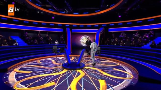 Kim Milyoner Olmak İster'de güldüren anlar! Kenan İmirzalıoğlu'nun koltuğuna oturmaya çalıştı - Resim : 1