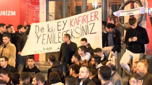 İstanbul'daki İsveç Konsolosluğu önünde protesto! Pano kırılınca gerginlik yaşandı - Resim : 1