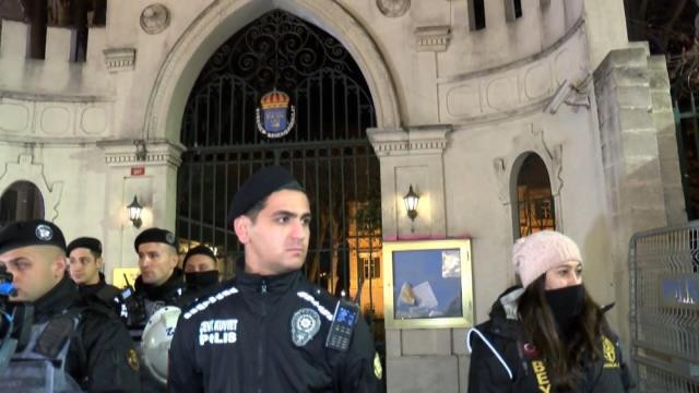 İstanbul'daki İsveç Konsolosluğu önünde protesto! Pano kırılınca gerginlik yaşandı - Resim : 2