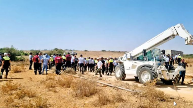 BM askeri, Türk polisinin önünden çekildi; Kıbrıs'ta yol çalışması devam ediyor - Resim : 2
