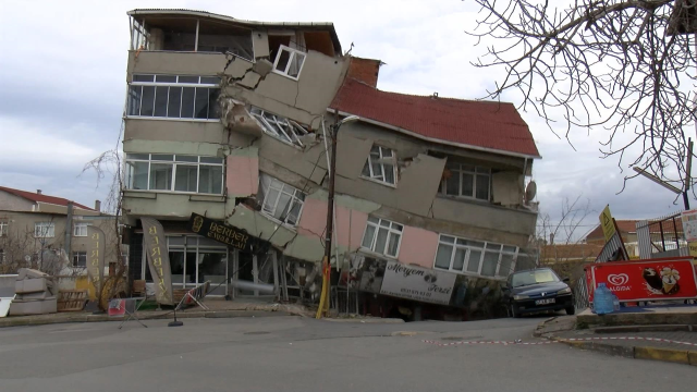Ümraniye'de metro çalışmasının olduğu alanda bina çöktü! O anlar anbean kaydedildi - Resim : 5