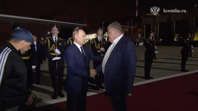 Rehineleri elinde çiçeklerle bekleyen Putin gözyaşlarını tutamadı! - Resim : 3