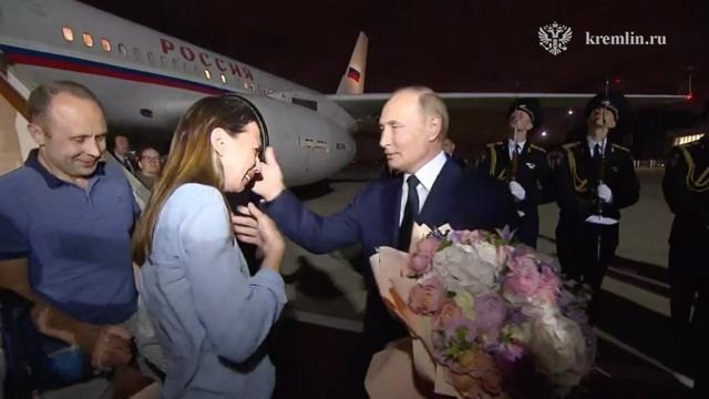Rehineleri elinde çiçeklerle bekleyen Putin gözyaşlarını tutamadı! - Resim : 1