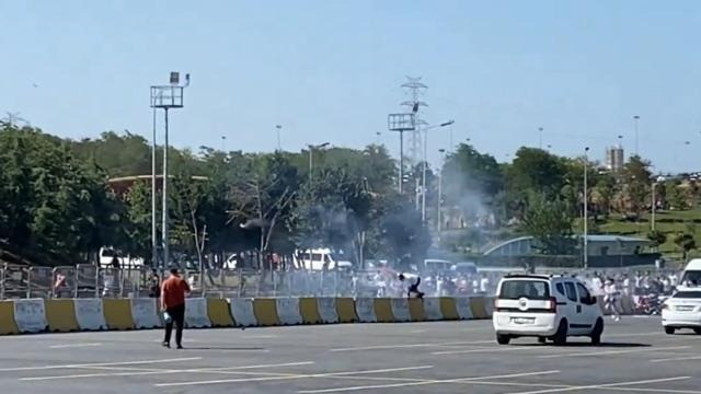 Süper Kupa öncesi ortalık yangın yeri! Taraftarlar birbirine girdi... Kafalarına meşale fırlattılar - Resim : 3