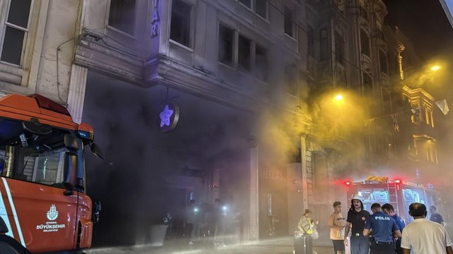 Büyük panik! Beyoğlu'nda 9 katlı otelde yangın - Resim : 1
