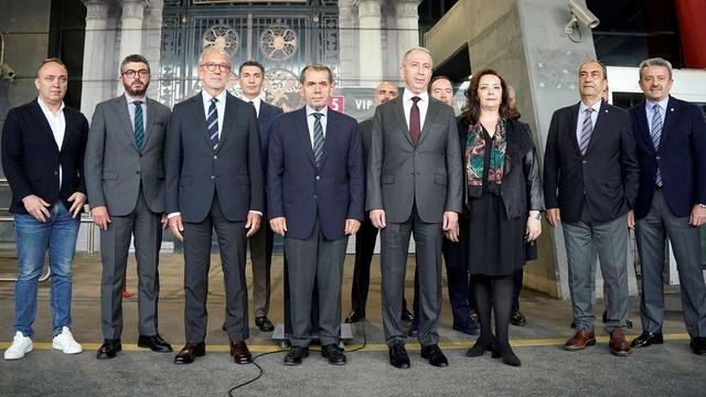 Galatasaray'da 11 saat süren ibra toplantısı sona erdi! Dursun Özbek için karar verildi - Resim : 1