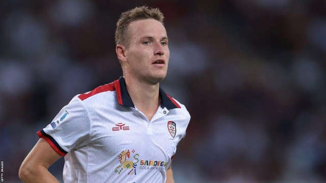 Ünlü futbolcu eşcinsel olduğunu duyurdu! Öpüştüğü anları bile paylaştı... - Resim : 1