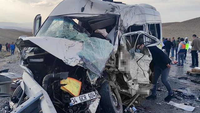 Van’da katliam gibi kaza: Ölü ve yaralılar var! Yolcu minibüsüyle kamyonet… - Resim : 1