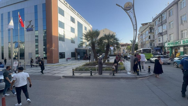 Makam odasında kanlı intihar! Kurşun hem zabıtayı hem belediye başkanını vurdu - Resim : 2