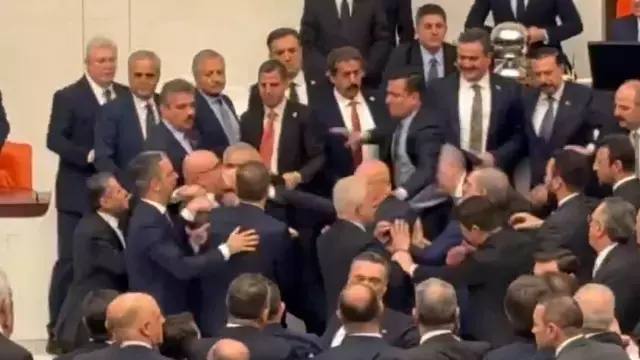 Akın Gürlek'in yemin töreni Meclis'i karıştırdı! Yumruklar havada uçuştu - Resim : 3
