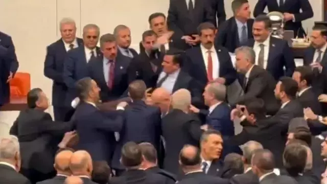 Akın Gürlek'in yemin töreni Meclis'i karıştırdı! Yumruklar havada uçuştu - Resim : 4