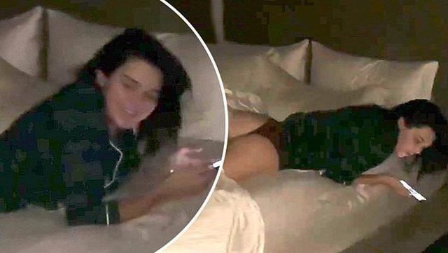 Kourtney Kardashian, Kendall Jenner'ın yatak odasını bastı! - Resim : 1