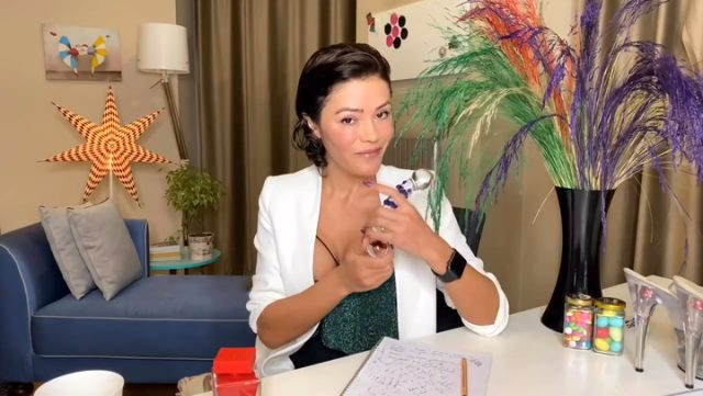 Eski Survivor yarışmacısına sert tepki! Cinsel ilişki oyuncağını öptü - Resim : 2