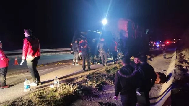 Ünlü oyuncuları taşıyan minibüs tıra çarptı! 3 kişi hayatını kaybetti… - Resim : 1