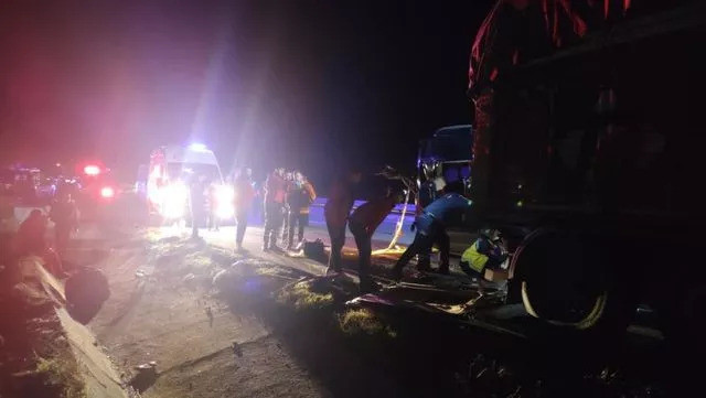 Ünlü oyuncuları taşıyan minibüs tıra çarptı! 3 kişi hayatını kaybetti… - Resim : 2