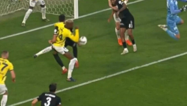 Fenerbahçe-Beşiktaş derbisinde inanılmaz anlar! Önce penaltıyı kaçırdı sonra golünü attı - Resim : 1