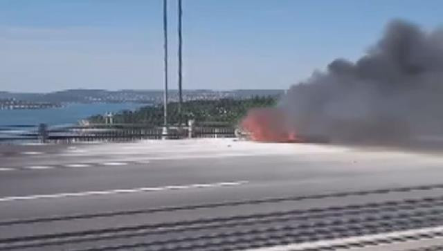 Köprüde araç yangını! Trafik durma noktasına geldi - Resim : 1