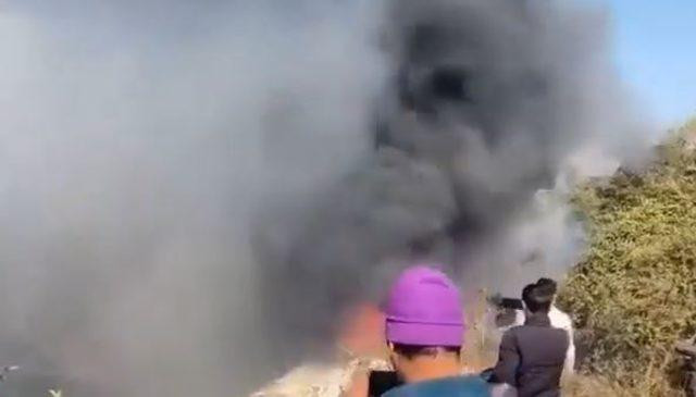 72 kişiyi taşıyan yolcu uçağı piste düşüp alev aldı! İlk görüntüler geldi: Kurtulan olmadı... - Resim : 2