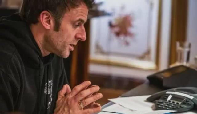 Macron'un saraydaki fotoğrafları alay konusu oldu! Zelenski'yi mi taklit ediyor? - Resim : 2