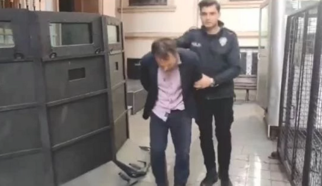 İstiklal'de bayrakları kırıp üzerlerine bastı! Neyse ki müdahale eden bir genç çıktı - Resim : 2