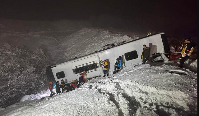 Ölü ve yaralılar var... Diyarbakır-Bingöl karayolunda otobüs şarampole devrildi! - Resim : 2