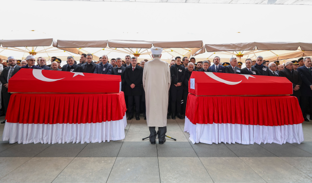 Şehit cenazesinde dikkat çeken anlar! Özgür Özel, Bahçeli’ye aracına kadar eşlik etti - Resim : 4