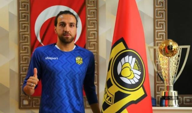 Hıçkıra hıçkıra ağladı! Saatlerdir enkaz altındaki kaleci için eşinden yürek yakan çağrı - Resim : 1