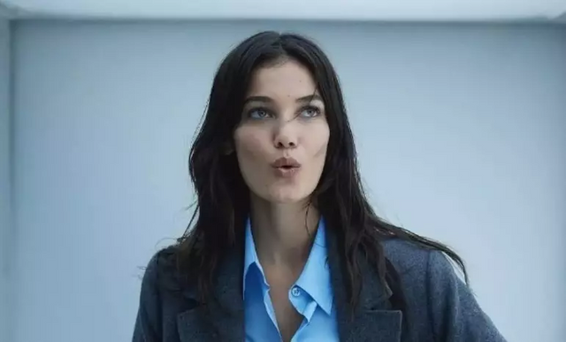 Ünlü ismin kardeşiyle benzerliği olay oldu: 'Çabuk ablamın güzelliğine bakın' - Resim : 2