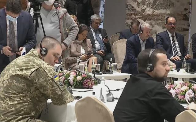 İstanbul'daki tarihi zirvenin dikkat çeken misafiri! Abramoviç, Kalın'la birlikte Erdoğan'ı dinledi - Resim : 1