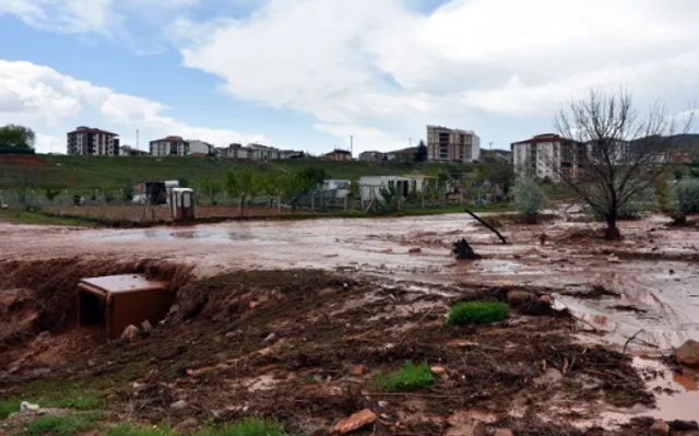Tren seferleri durduruldu... Kırıkkale'de sağanak yağış sele neden oldu! - Resim : 1