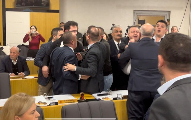 Belediye Meclisinde tansiyon yükseldi! Burcu Köksal da çileden çıktı - Resim : 4