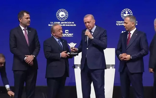 Erdoğan sahneye çağırdığı iş adamına sitem etti: Yardımını beğenmedim - Resim : 1