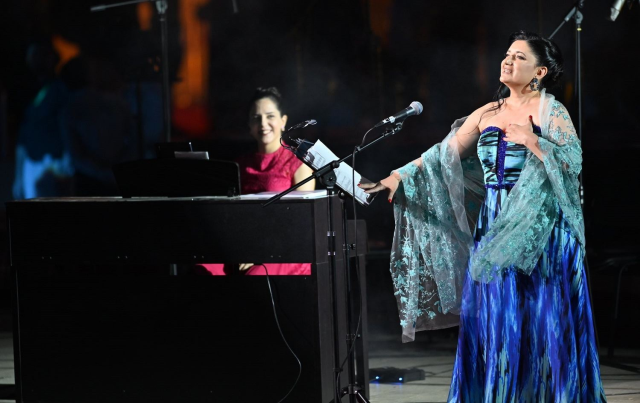 CHP lideri Özel'in Türkiye'yi işgalci gören soprano Chakar'ın elini öpmesi ortalığı karıştırdı - Resim : 5