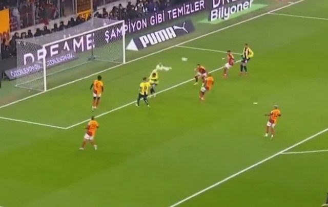 Galatasaray-Fenerbahçe derbisinde gol sesi geldi ancak hakem Vincic iptal etti! İşte o pozisyon - Resim : 5