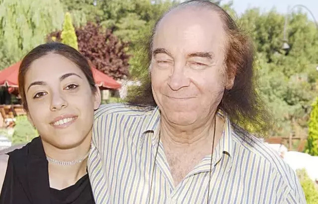 Erkin Koray'ın kızı babasının mezarını paylaştı! "Sizin dualar kime gitti bilmiyorum" - Resim : 1