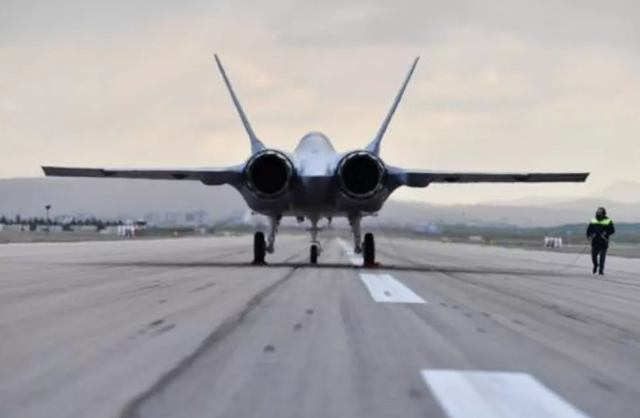 İsmail Demir'den heyecanlandıran paylaşım: Milli Muharip Uçak pist başında! - Resim : 1