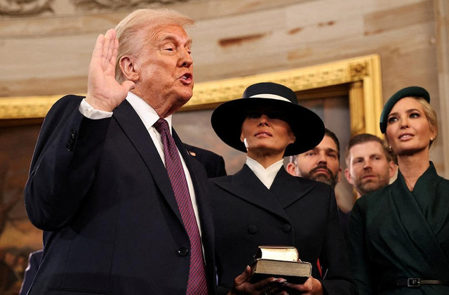 Donald Trump'ın yemin töreninde o an dikkat çekti! İncil'e elini koymadı - Resim : 2