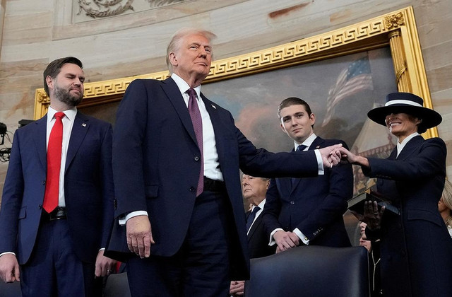 Donald Trump'ın yemin töreninde o an dikkat çekti! İncil'e elini koymadı - Resim : 1