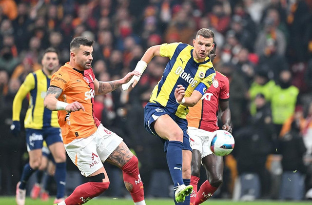 Derbiye yakışmayan hareketler! Meşaleleri Galatasaraylılara attılar - Resim : 1