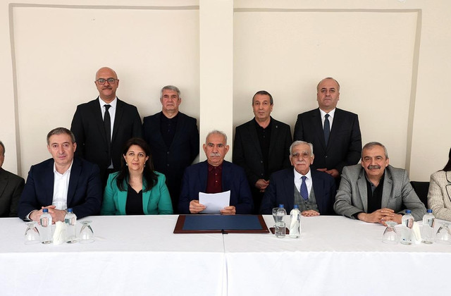 Tarihi çağrı sonrası ilginç ayrıntı! Öcalan’ın mesajda yer almayan notunu paylaştı - Resim : 1