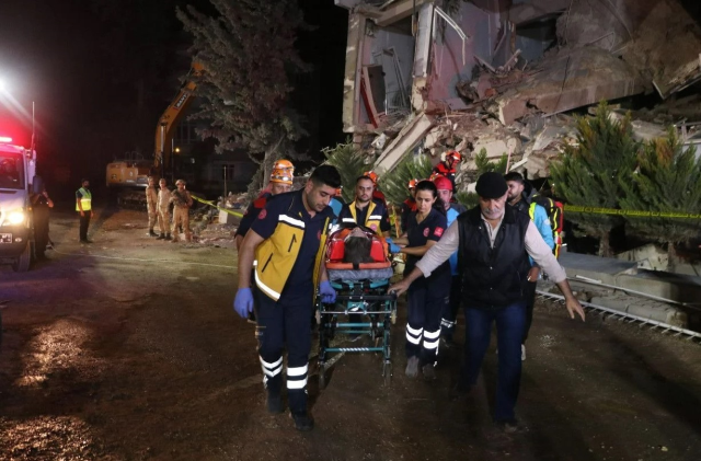 Enkazları dekor yapıp bir de üzerinde poz verdiler! Oyuncu Deniz Baysal küplere bindi - Resim : 2