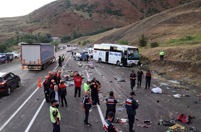 Sivas'ta can pazarı! Otobüs dağ yamacına çarptı! Ölü ve yaralılar var... - Resim : 2