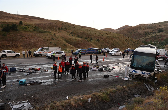 Sivas'ta can pazarı! Otobüs dağ yamacına çarptı! Ölü ve yaralılar var... - Resim : 3